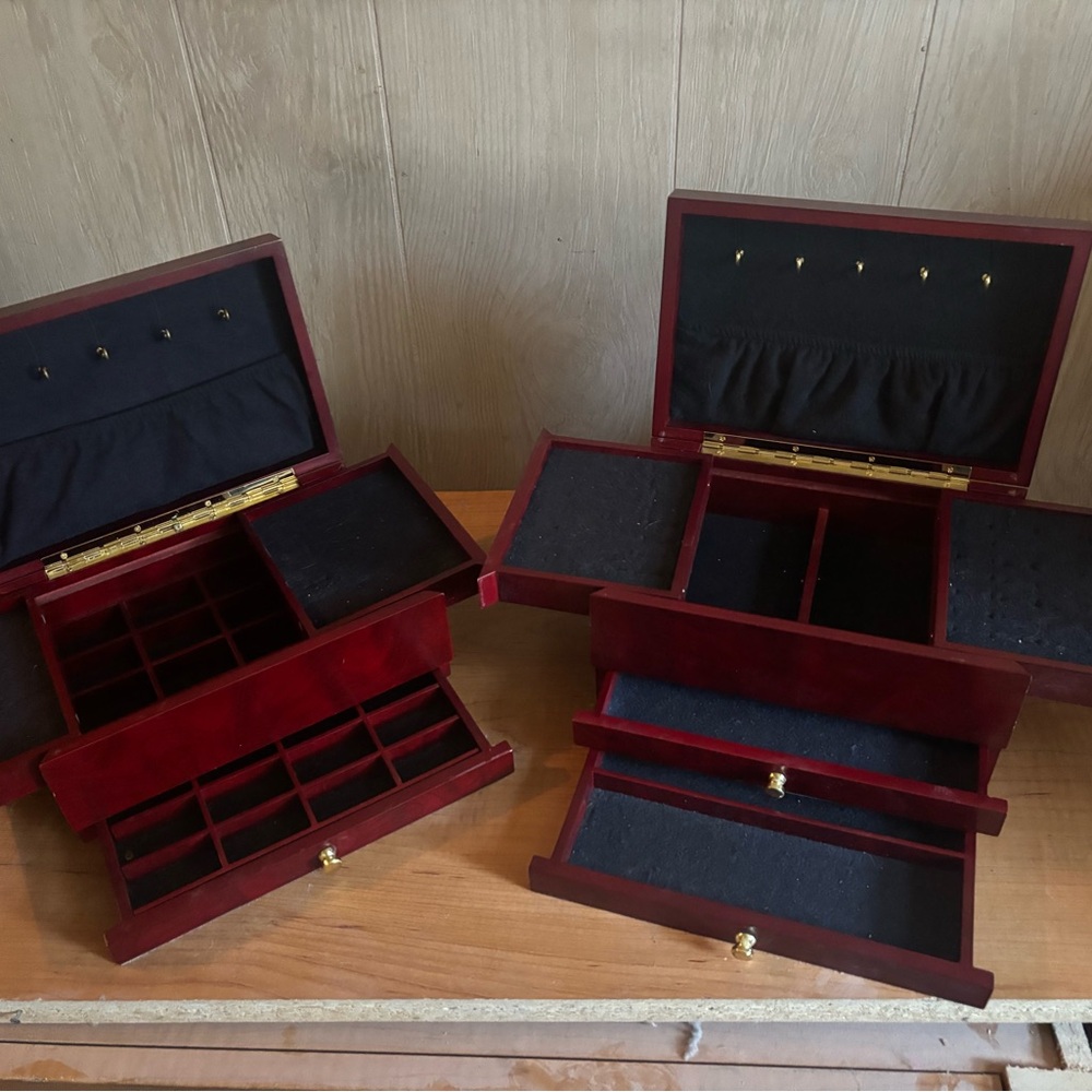 2 Lori Greiner Jewlery Boxes